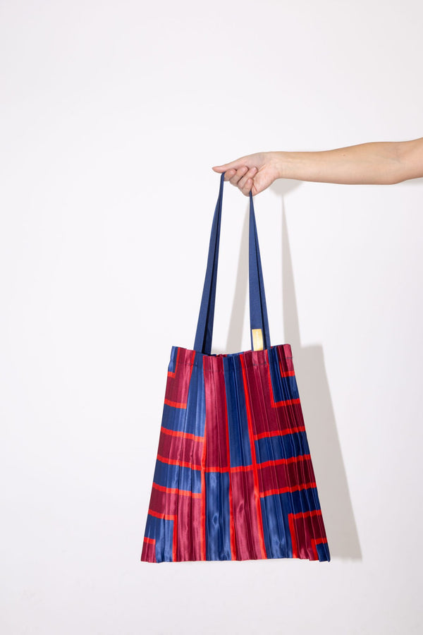 Multitudes Stintino Tote Bag